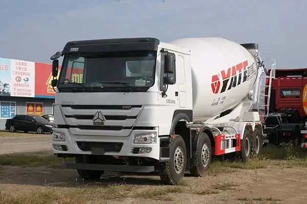 Sinotruk HOWO Heavy Truck 380HP 8X4 5.5m³ Concrete Mixing