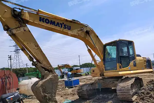 Komatsu PC210-8M0